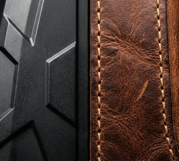 Comparaison visuelle entre un holster Kydex moderne et un holster en cuir traditionnel, montrant les différentes textures et matériaux