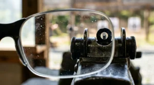 Vue macro d'organes de visée nets à travers un verre de lunette de tir spécialisée