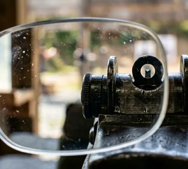 Vue macro d'organes de visée nets à travers un verre de lunette de tir spécialisée