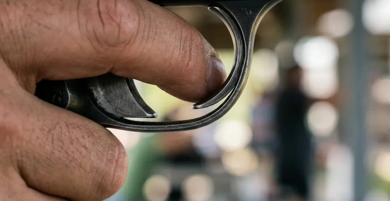 Vue macro détaillée du doigt sur la détente d'un pistolet de précision pendant un tir