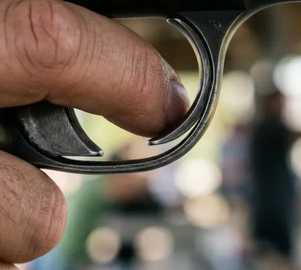 Vue macro détaillée du doigt sur la détente d'un pistolet de précision pendant un tir