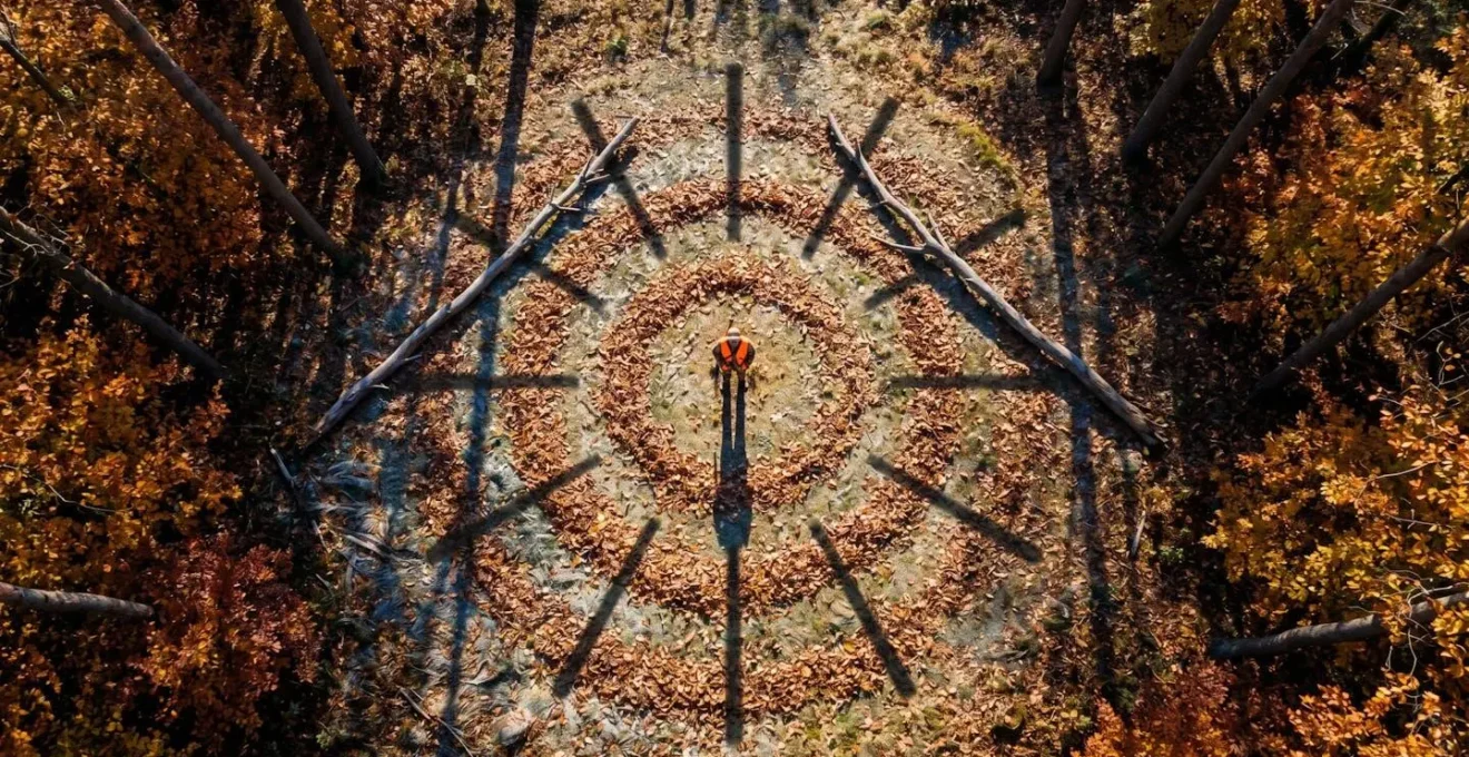 Vue aérienne d'un chasseur au centre illustrant la méthode de l'horloge pour visualiser les angles de sécurité