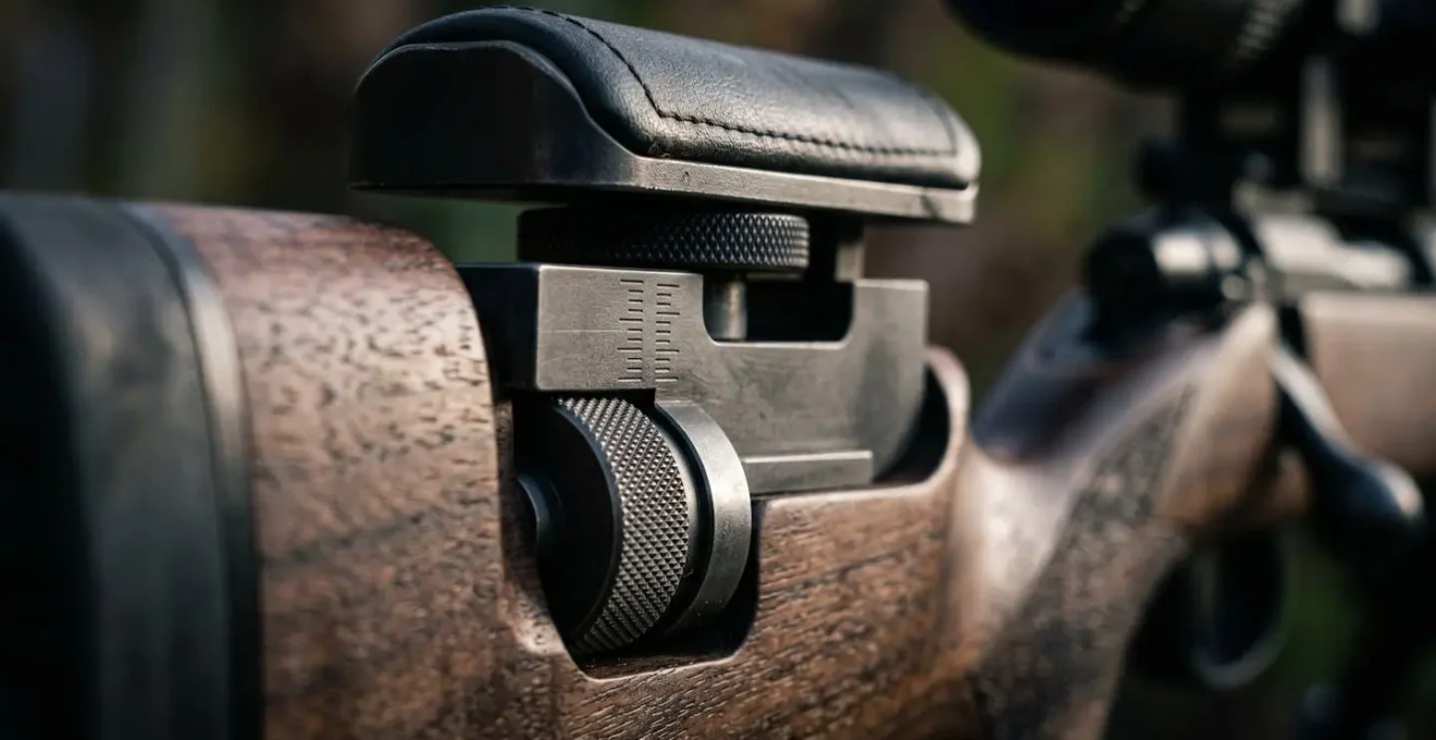 Système de busc réglable sur crosse de fusil avec mécanisme de réglage en hauteur