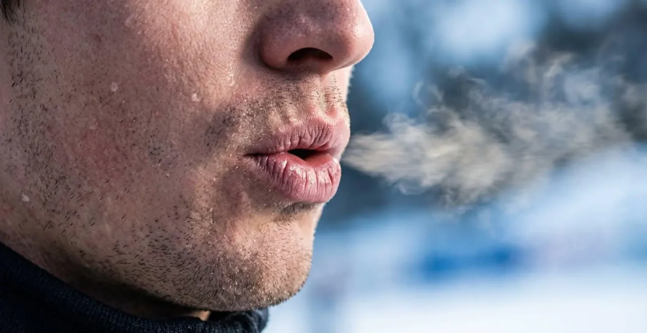Détail macro de la technique respiratoire à lèvres pincées d'un biathlète